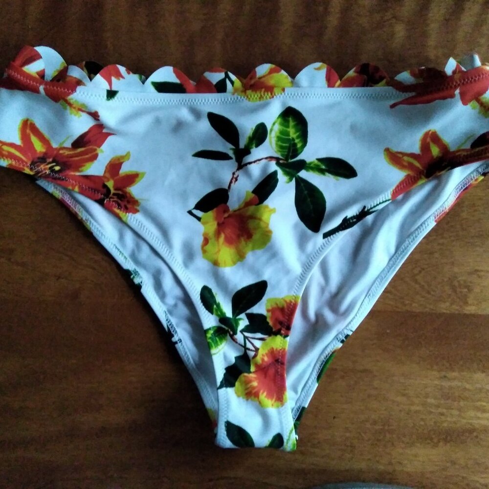 Cupshe Floral Swimsuit Bottoms Size M NWT